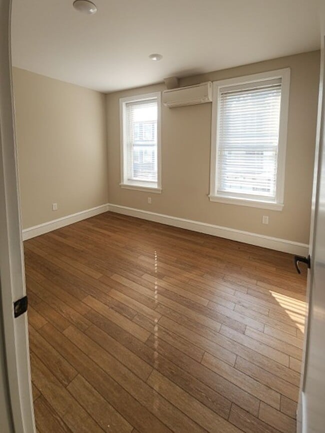 Photo - 224-228 W 9th 6696 Landlord Unidad 201