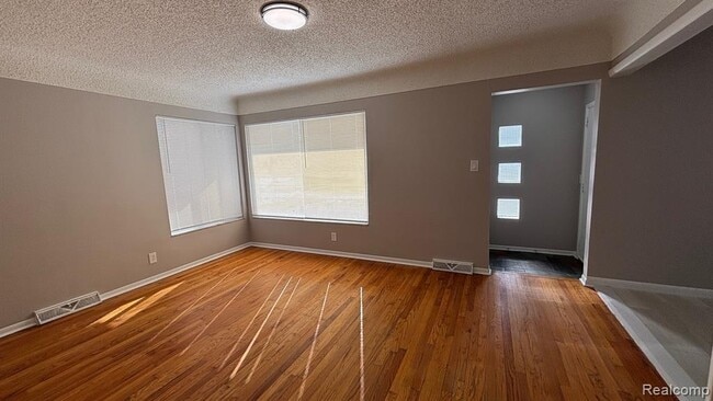 Photo - 28758 Leona St