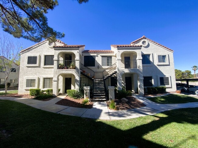 Building Photo - Lovely dual master condo in a gated community with a large patio! Easy access to the strip, Great...