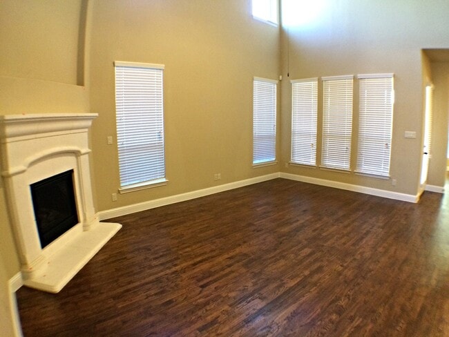 Photo - 5 Bdrm/4 Bath / Media Room/ 3300 SF In North Carrollton/Brick And Stone Facade