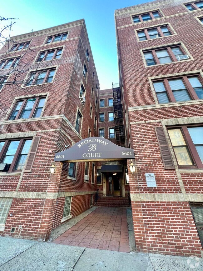 Building Photo - 6601 Broadway Unit E4 Rental