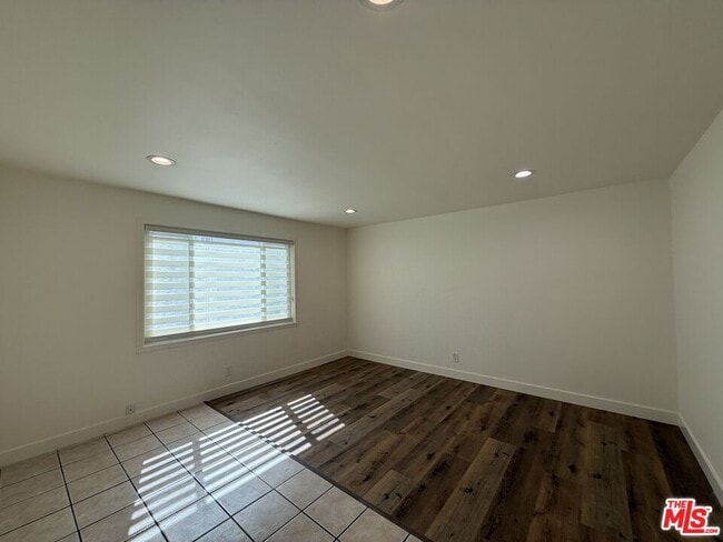 Building Photo - 2400 Vanderbilt Ln Unit 2402D