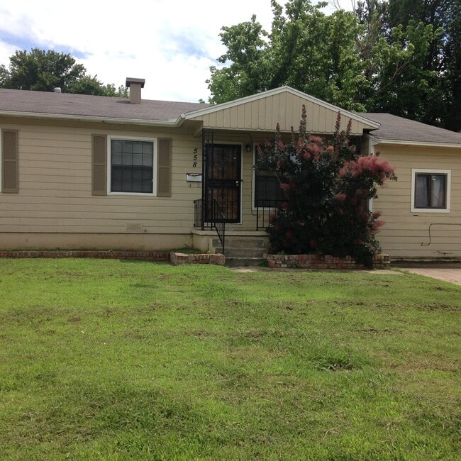 Building Photo - Large 3 bedroom w/ 2 living areas Rental
