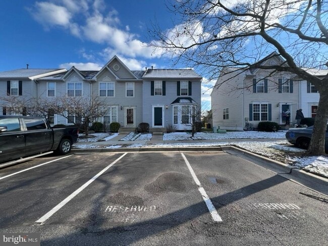 Building Photo - Beautiful and immaculate 3bd 2/2bth end of group townhome in Odenton