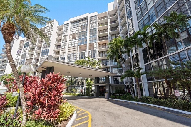 Building Photo - 800 Parkview Dr Unit 909