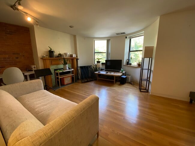 Photo - 84 Gainsborough St