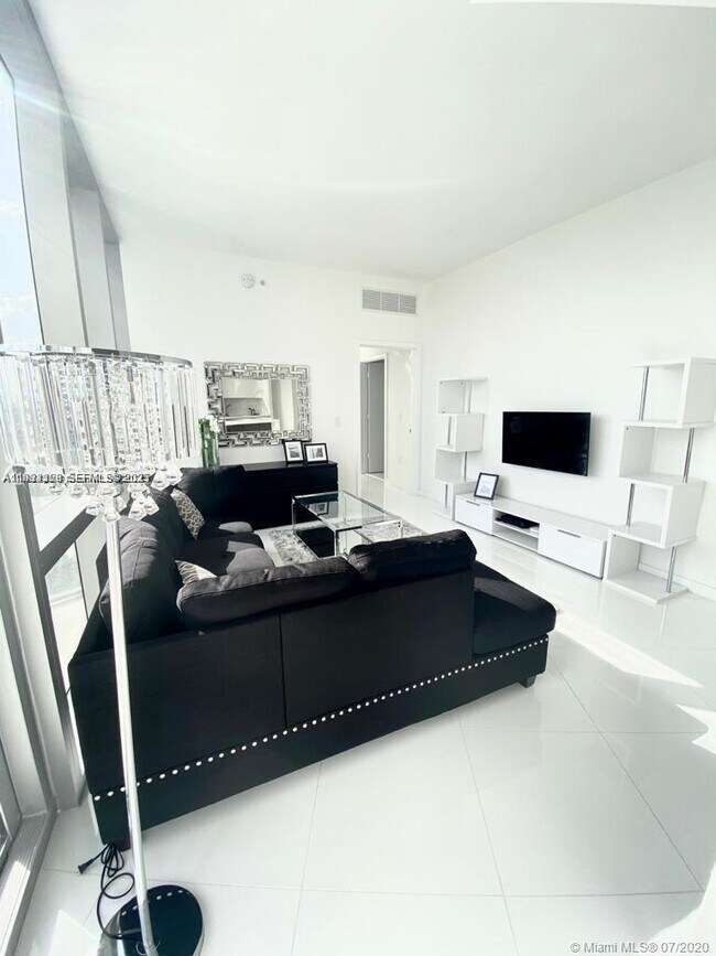 Photo - 851 NE 1st Ave Unidad 1402