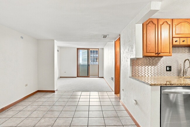 $1,495.95 - 1 Bed, 1 Bath Condo in Downtown Denver with Central AC, and Building amenities.
