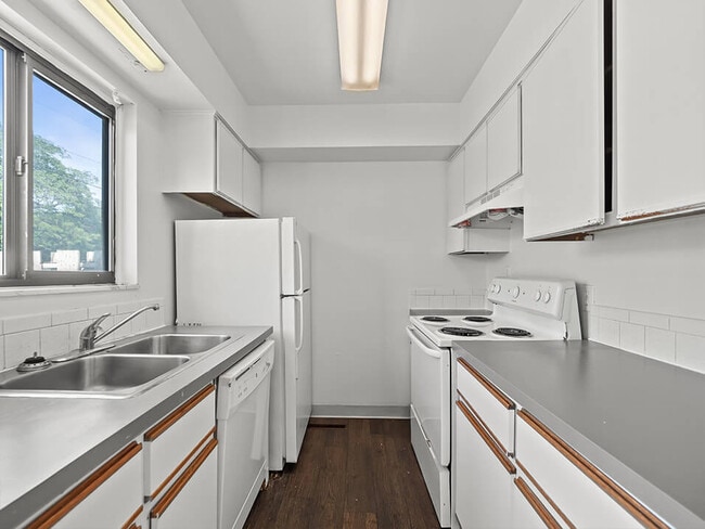 Fully-Equipped Kitchen with Dishwasher - Central Square Apartments