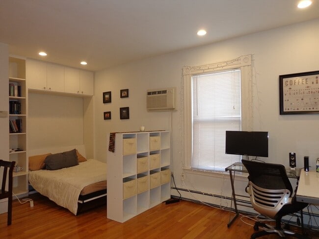 Building Photo - 17 Centre St Unit 2R