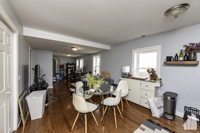 Building Photo - 2 bedroom in Chicago IL 60647 Unit 3 Rental