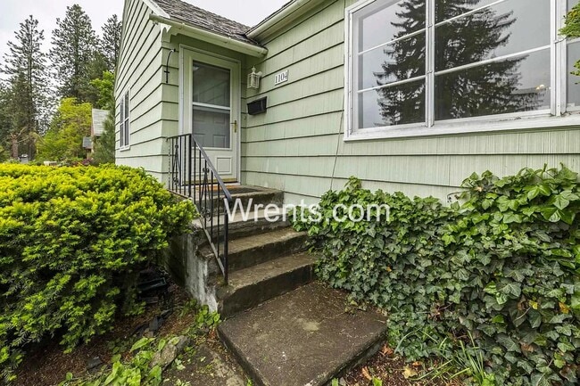 Building Photo - SPACIOUS 4-BEDROOM HOME WITH HUGE FENCED YARD – SPOKANE'S SOUTH HILL