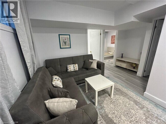 Photo - 206A SPRINGFIELD Crescent Unit# Lower