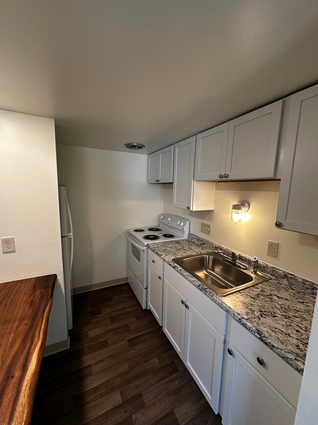 100 Whitestown Village