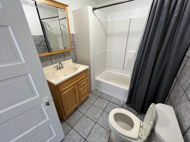 Building Photo - Beautiful 2 bed house