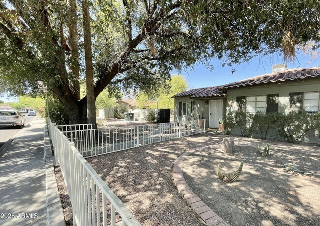 Building Photo - 602 E San Juan Ave Unit 4