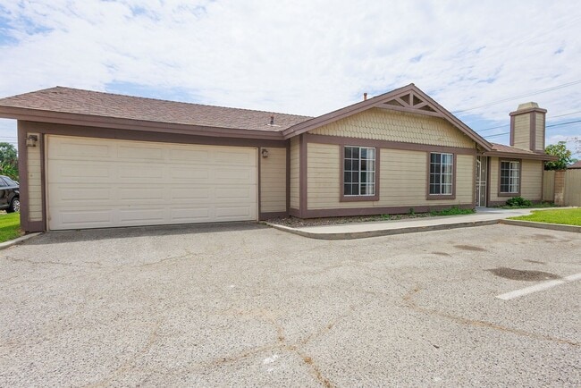 Building Photo - Spacious Single-Story 3-Bedroom Condo with Private Patio and 2-Car Garage Unit 4