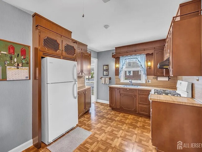 Photo - 143 Safran Ave