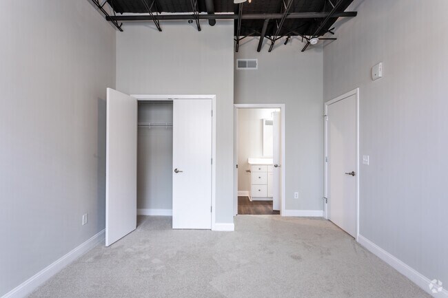 1BR, 1BA - 887 SF