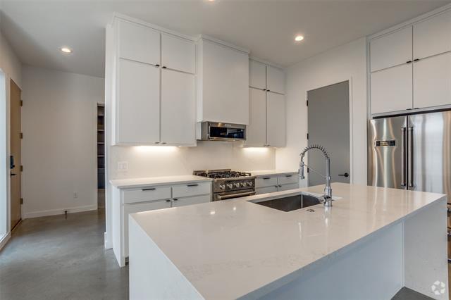Building Photo - 5129 N Hall St Rental
