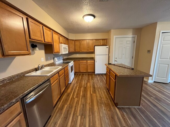 Building Photo - 886 Wescott Square Unit 202