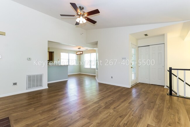 Building Photo - Beautiful 2 Bed / 2 Bath second-floor condo in Rose Hollow community!