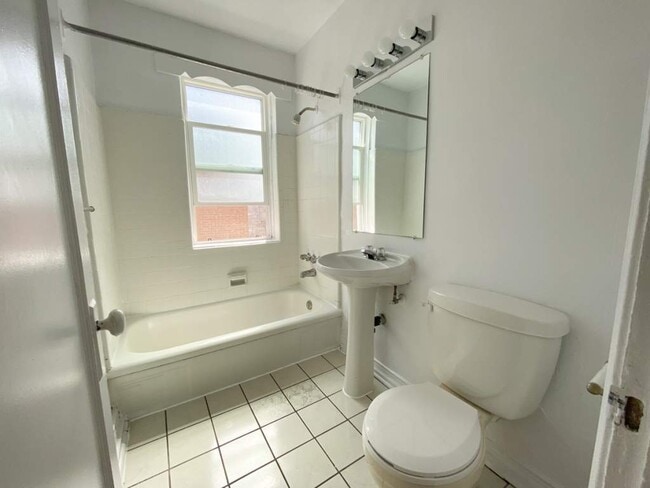 Photo - 290-296 Mona & 320 Montreal