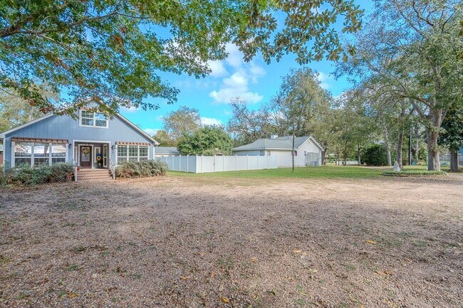 Photo - 722 Riveredge Dr