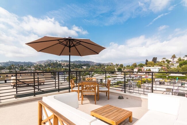 Building Photo - Luxury Townhome Centrally Located in Silver Lake! OPEN HOUSE JUNE 6TH, 2026 from 1:30 PM to 2:30 PM