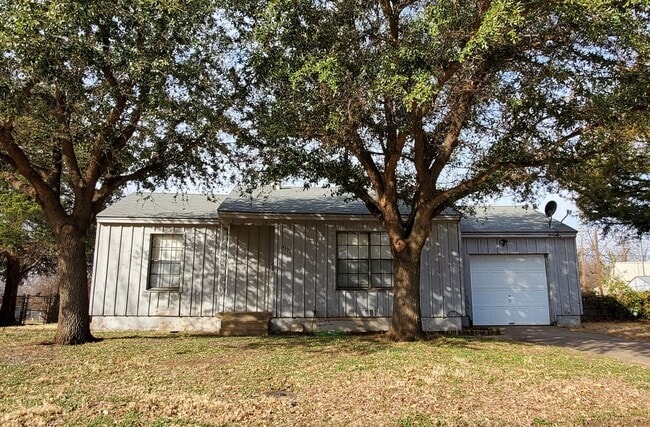 Building Photo - 2 Bedroom 1 Bath in Faith Village Rental