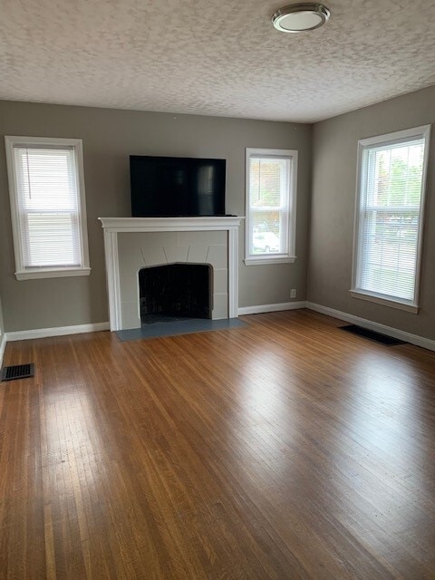 Photo - 637 W 44th St