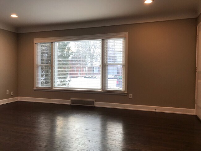 Sala de estar - ventana principal - 995 Henrietta St Unidad 995
