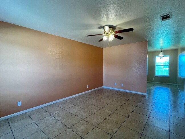 Photo - SECTION 8/HUD ACCEPTED - COMING SOON! Unidad 1007 Circle M Drive -  C