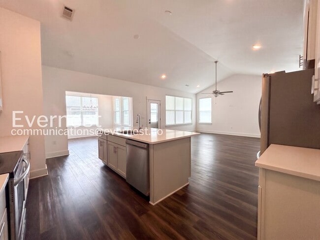 Photo - 3 Bed/2 Bath Home with Garage / Pet-Friendly / Available Now!