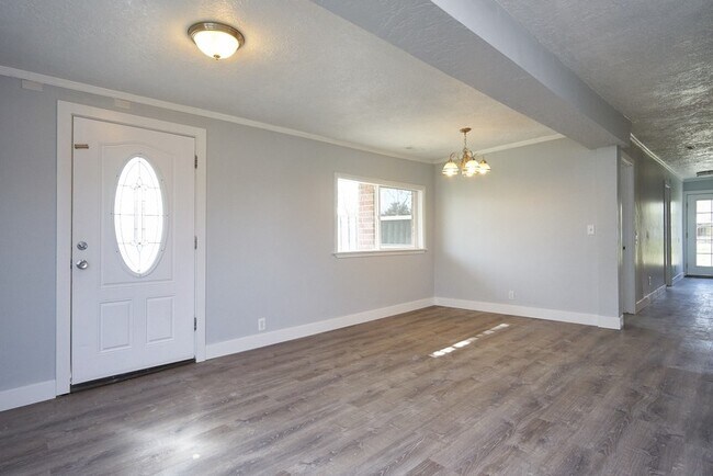 Photo - 325 W Apple St