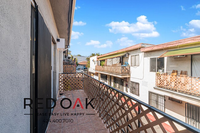 Photo - 5632 Harold Way Unidad 8