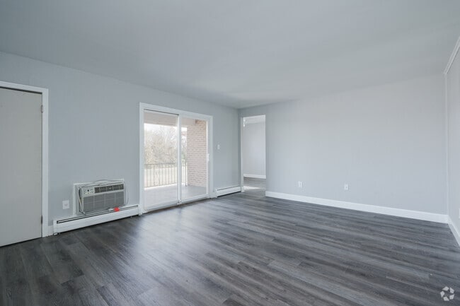 2BR, 1BA - 850SF