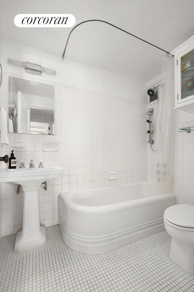 Photo - 302 W 12th St