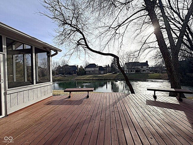 Photo - 1351 Woodpond N Roundabout