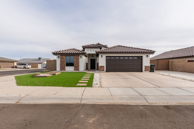 Building Photo - ? Now Available for Rent! 3 Bedroom / 2.5 Bathroom Home in San Luis, AZ ?