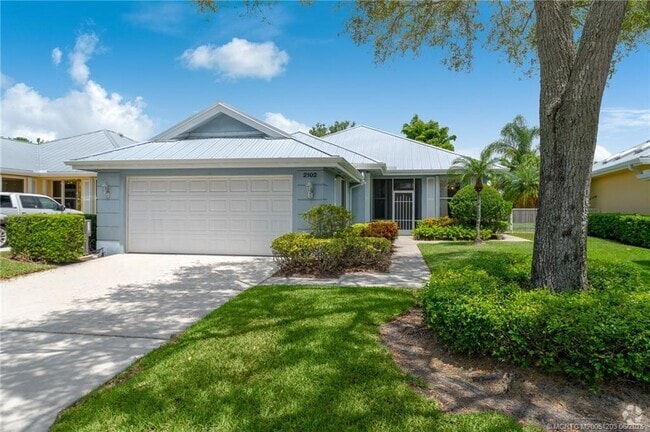 Building Photo - 2102 SW Mayflower Dr Rental