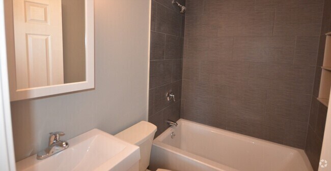 Building Photo - 117 Cross St Unit december Rental