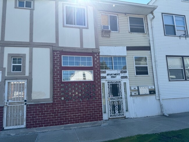 Building Photo - 2352 Poland St