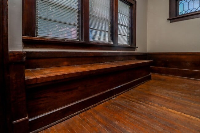 Building Photo - 1111 E Walnut St Unit Apt 101