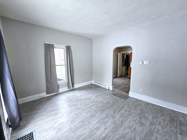 Building Photo - 132 Union St N Unit 1