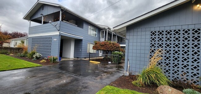 Photo - $500 MOVES YOU IN - 2 Bedroom on 18th Ave in Albany - Pet Friendly Unit 819-02