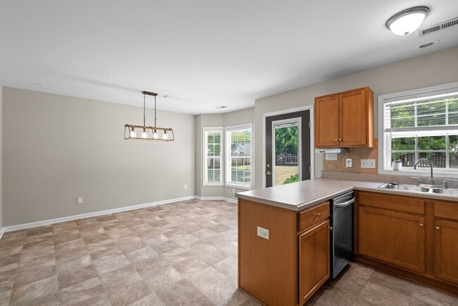 Photo - 3 Bed 2 Bath Convenient to Fayetteville and Raleigh