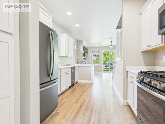Photo - Modern 4-bedroom 3-bathroom Home
