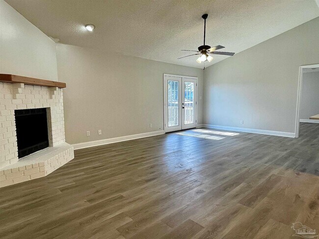 Photo - 1033 Waterford Ln