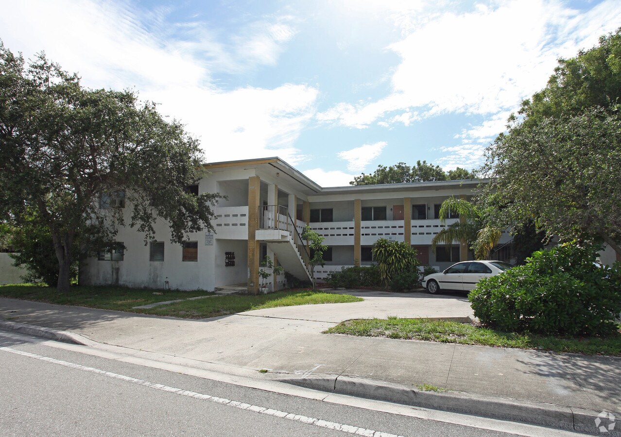 Photo - 1570 N Dixie Hwy Apartments